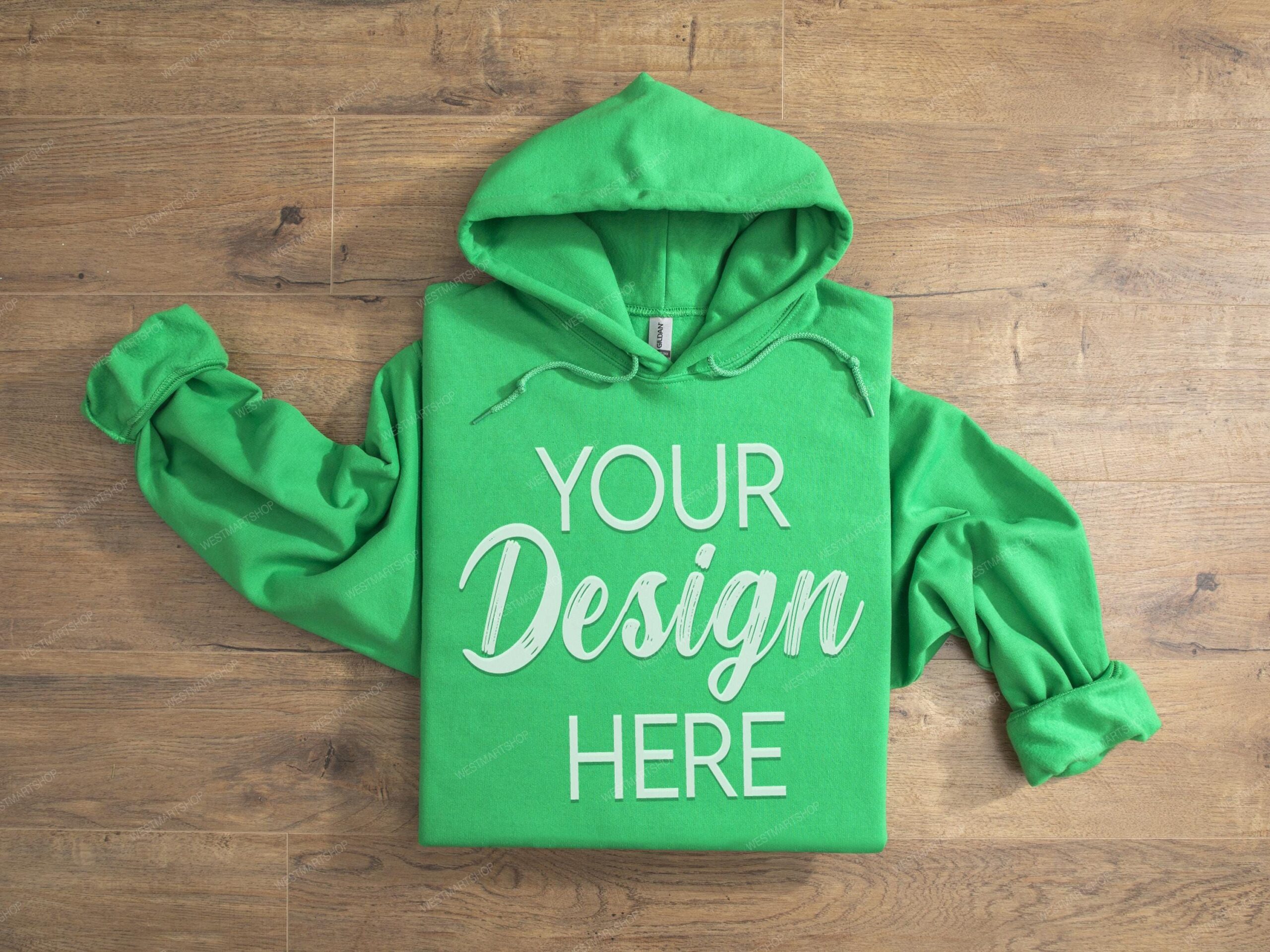 Sweat-shirt à capuche plié vert irlandais Gildan 18500 sur parquet, maquette de sweat à capuche Gildan, maquette à plat G18500, pull à col rond