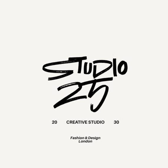 Logo studio minimaliste manuscrit en noir et blanc