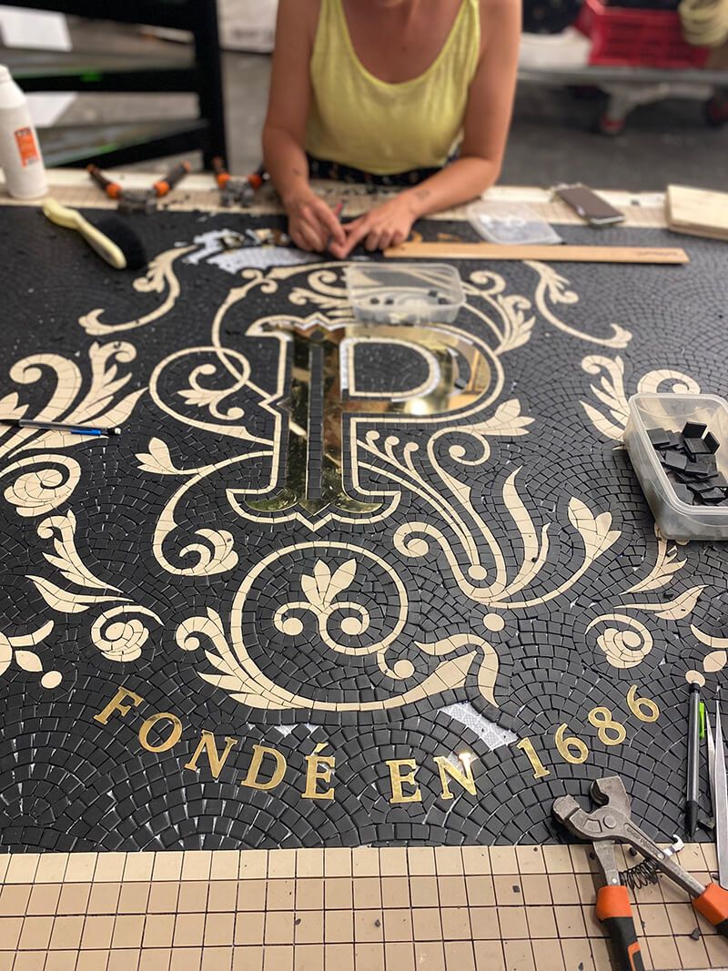 Mosaïque de l’entrée du restaurant le Procope à Paris