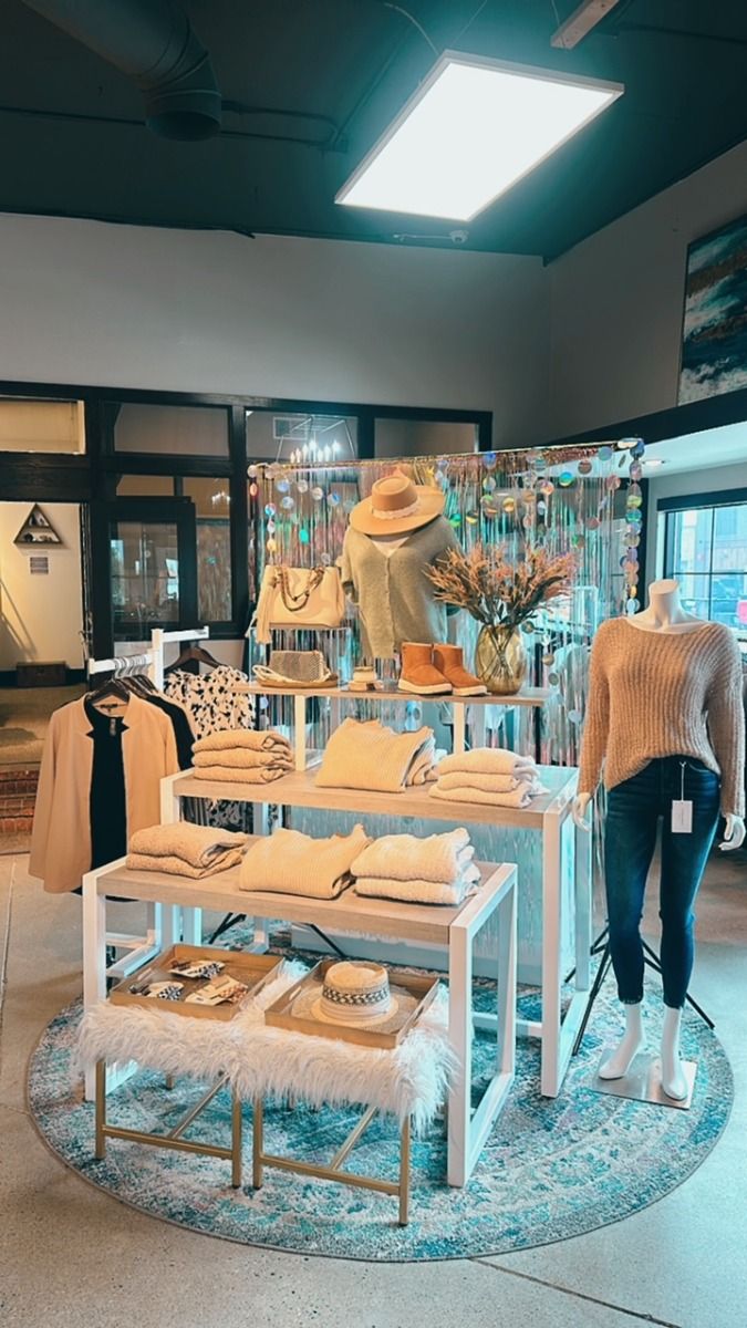 Create an eye-catching women’s clothing store layout that highlights your best pieces.